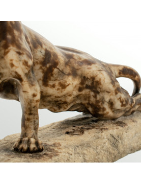 Sculpture « Tigre Rugissant » en albâtre, yeux en verre - XXe Siècle