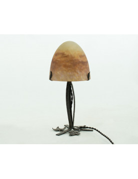 MULLER FRERES - Lampe de chevet en verre sablé marbré, piétement en fer forgé.  Signée.